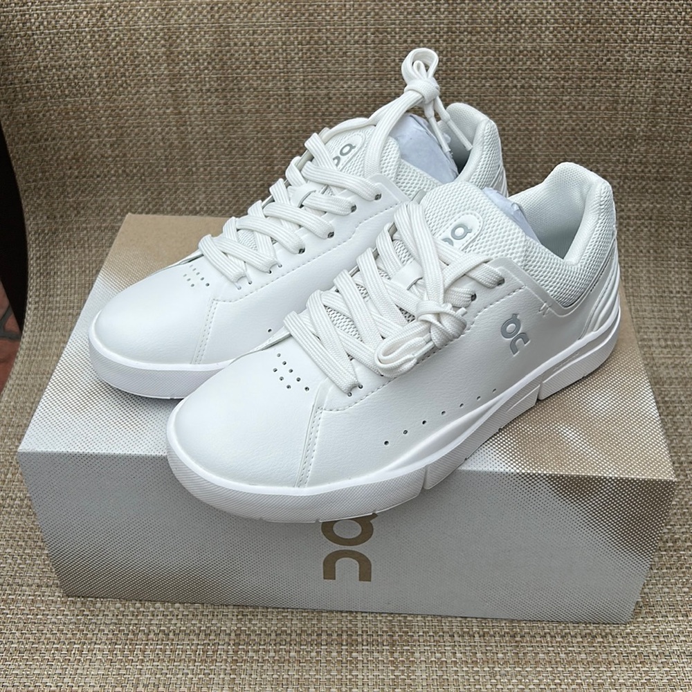 NIB Women’s On Cloud Running Size 5